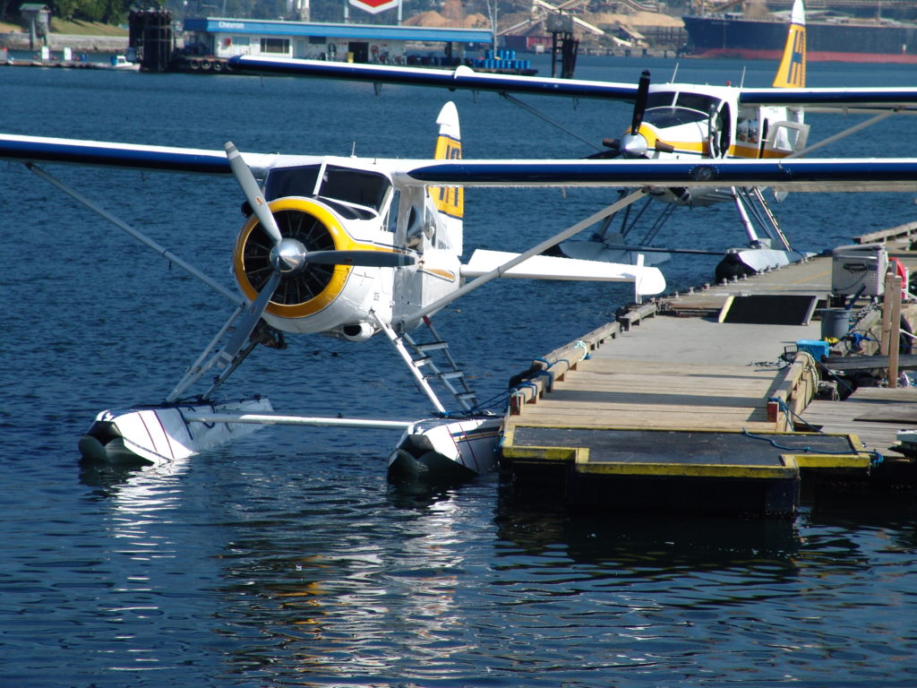 Ein Wasserflugzeug an einem Dock im Hafen von Vancouver