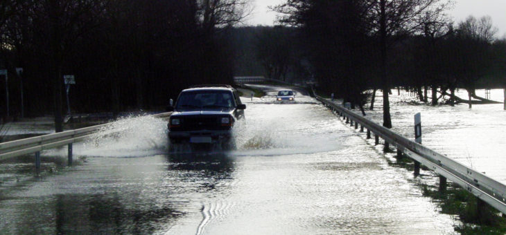 KFZ Versicherung: Gerichtsstreit wegen Fahrt durch Wasser